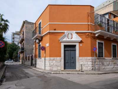 Ritorniamo sui nostri passi e, ripercorrendo via Franchetti, notiamo come l�angolo con via Galiani sia caratterizzato da una graziosa e bassa palazzina. Ha un basamento in pietra e un elegante ingresso angolare...